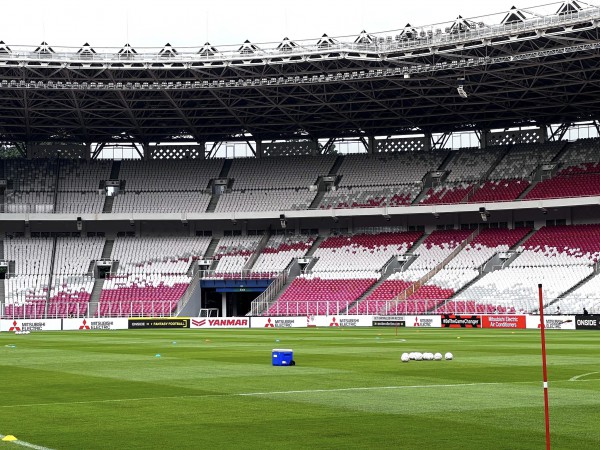 Tuyển Việt Nam: Nhìn mặt cỏ sân Gelora Bung Karno mà xót xa sân Mỹ Đình!