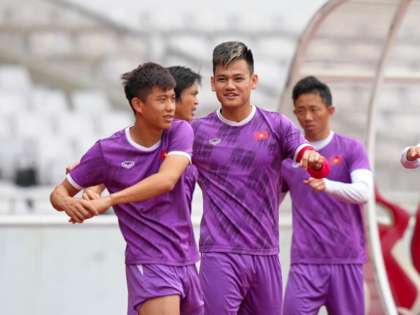 Tuyển Việt Nam: Nhìn mặt cỏ sân Gelora Bung Karno mà xót xa sân Mỹ Đình!