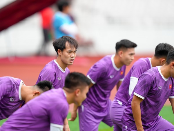 Tuyển Việt Nam: Nhìn mặt cỏ sân Gelora Bung Karno mà xót xa sân Mỹ Đình!