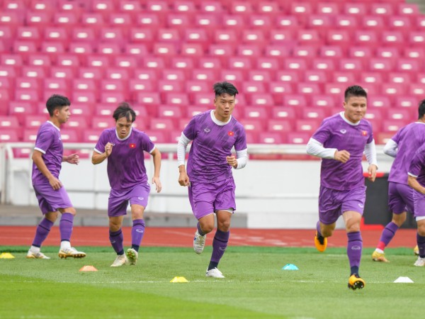 Tuyển Việt Nam: Nhìn mặt cỏ sân Gelora Bung Karno mà xót xa sân Mỹ Đình!