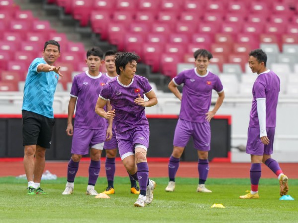 Tuyển Việt Nam: Nhìn mặt cỏ sân Gelora Bung Karno mà xót xa sân Mỹ Đình!