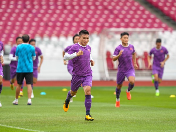 Tuyển Việt Nam: Nhìn mặt cỏ sân Gelora Bung Karno mà xót xa sân Mỹ Đình!