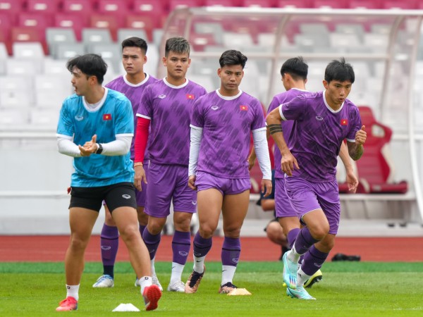 Tuyển Việt Nam: Nhìn mặt cỏ sân Gelora Bung Karno mà xót xa sân Mỹ Đình!