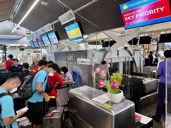 Vợ chồng ông Park tạm biệt nhau tại sân bay, tuyển Việt Nam trở lại Hà Nội