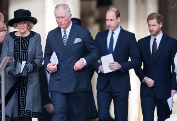 Vua Charles cầu xin William và Harry đừng khiến 