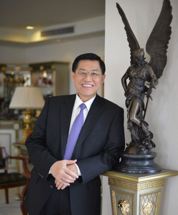 ‘Vua hàng hiệu’ Johnathan Hạnh Nguyễn: 