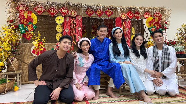 ‘Vua hàng hiệu’ Johnathan Hạnh Nguyễn: 