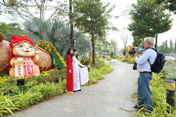 Vườn hoa xuân Cần Thơ có gì đặc biệt mà thu hút nhiều người đến chụp ảnh?