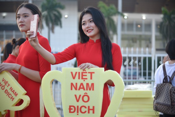 Xe bọc thép chống bạo động xuất hiện ở sân Mỹ Đình, bảo vệ trận chung kết