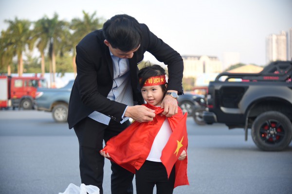 Xe bọc thép chống bạo động xuất hiện ở sân Mỹ Đình, bảo vệ trận chung kết