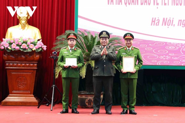 Xe bọc thép diễu hành trong lễ xuất quân dịp Tết của Công an Hà Nội