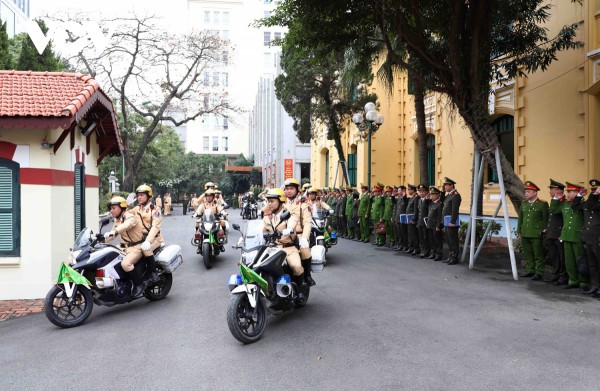 Xe bọc thép diễu hành trong lễ xuất quân dịp Tết của Công an Hà Nội