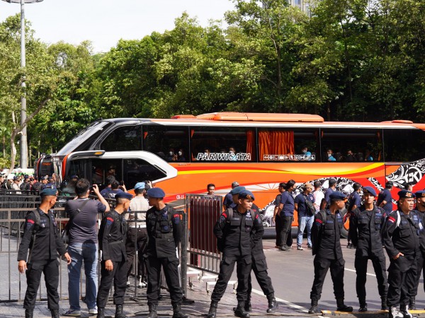 Xe buýt chở tuyển Việt Nam đi lối riêng vào sân, cảnh sát Indonesia làm hàng rào
