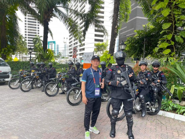 Xe buýt chở tuyển Việt Nam đi lối riêng vào sân, cảnh sát Indonesia làm hàng rào