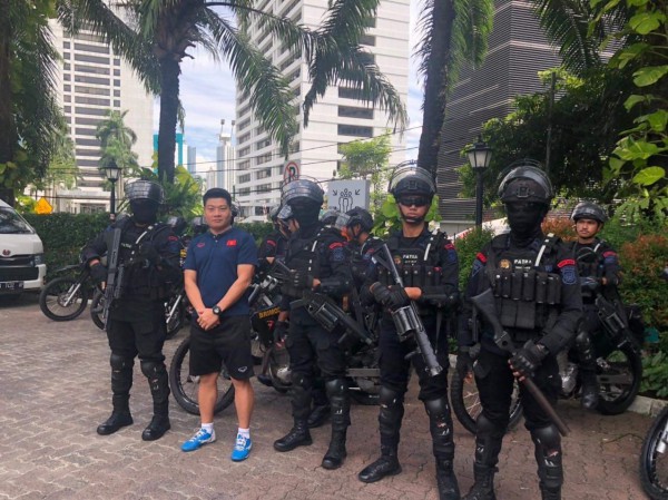 Xe buýt chở tuyển Việt Nam đi lối riêng vào sân, cảnh sát Indonesia làm hàng rào