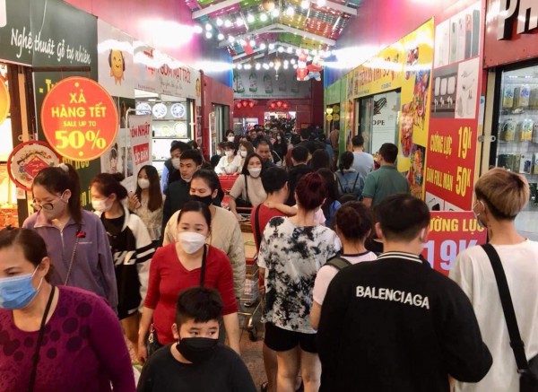 Xếp hàng dài chờ thanh toán lúc 22 giờ đêm tại các siêu thị, TTTM ở Hà Nội những ngày cận Tết Xếp hàng dài chờ thanh toán lúc 22 giờ đêm tại các siêu thị, TTTM ở Hà Nội những ngày cận Tết