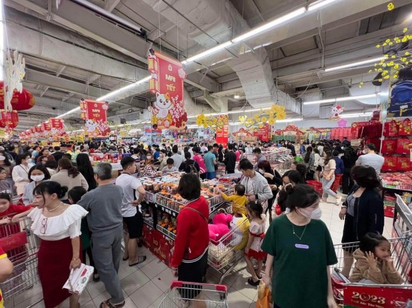 Xếp hàng dài chờ thanh toán lúc 22 giờ đêm tại các siêu thị, TTTM ở Hà Nội những ngày cận Tết Xếp hàng dài chờ thanh toán lúc 22 giờ đêm tại các siêu thị, TTTM ở Hà Nội những ngày cận Tết