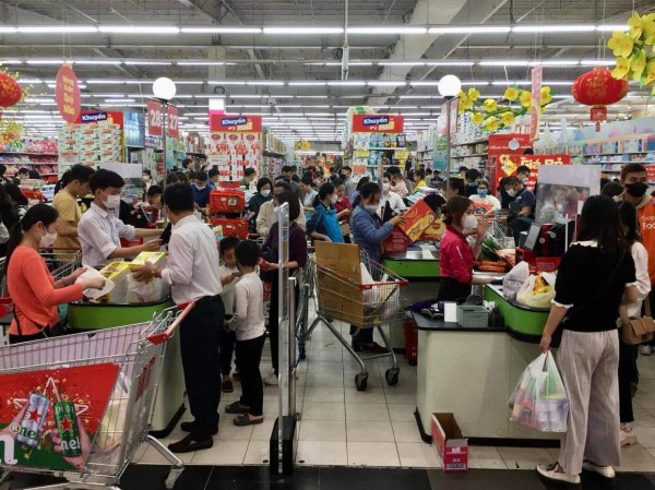 Xếp hàng dài chờ thanh toán lúc 22 giờ đêm tại các siêu thị, TTTM ở Hà Nội những ngày cận Tết