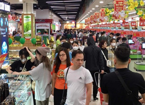 Xếp hàng dài chờ thanh toán lúc 22 giờ đêm tại các siêu thị, TTTM ở Hà Nội những ngày cận Tết