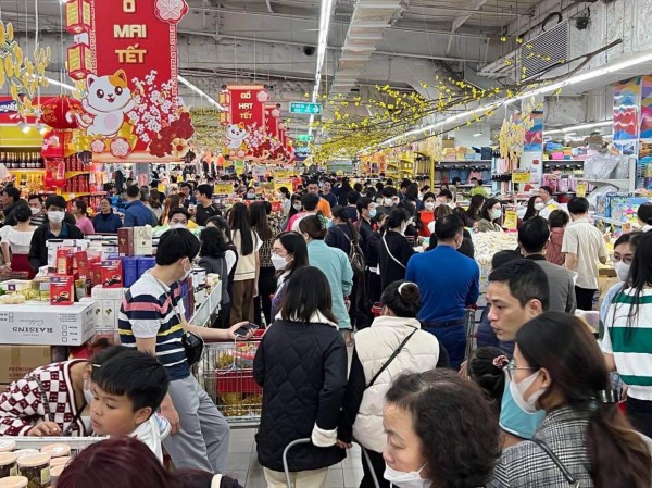 Xếp hàng dài chờ thanh toán lúc 22 giờ đêm tại các siêu thị, TTTM ở Hà Nội những ngày cận Tết Xếp hàng dài chờ thanh toán lúc 22 giờ đêm tại các siêu thị, TTTM ở Hà Nội những ngày cận Tết