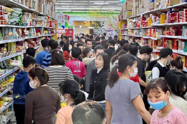 Xếp hàng dài chờ thanh toán lúc 22 giờ đêm tại các siêu thị, TTTM ở Hà Nội những ngày cận Tết