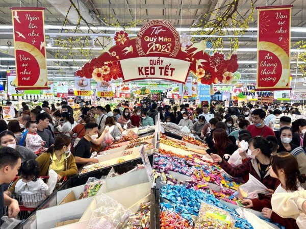 Xếp hàng dài chờ thanh toán lúc 22 giờ đêm tại các siêu thị, TTTM ở Hà Nội những ngày cận Tết