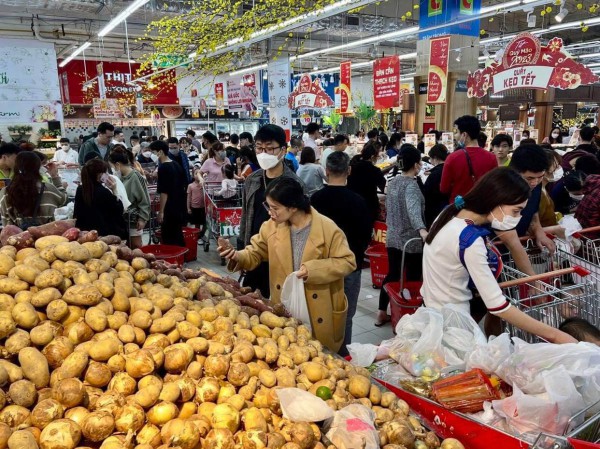 Xếp hàng dài chờ thanh toán lúc 22 giờ đêm tại các siêu thị, TTTM ở Hà Nội những ngày cận Tết