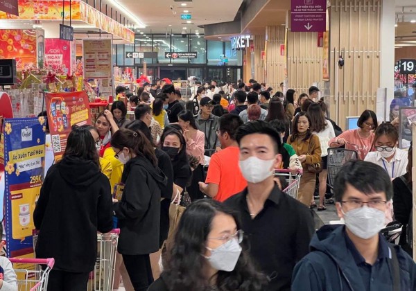 Xếp hàng dài chờ thanh toán lúc 22 giờ đêm tại các siêu thị, TTTM ở Hà Nội những ngày cận Tết Xếp hàng dài chờ thanh toán lúc 22 giờ đêm tại các siêu thị, TTTM ở Hà Nội những ngày cận Tết