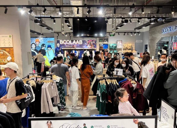 Xếp hàng dài chờ thanh toán lúc 22 giờ đêm tại các siêu thị, TTTM ở Hà Nội những ngày cận Tết