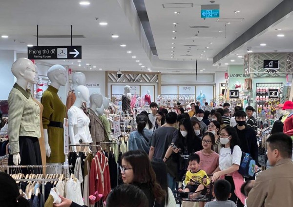 Xếp hàng dài chờ thanh toán lúc 22 giờ đêm tại các siêu thị, TTTM ở Hà Nội những ngày cận Tết Xếp hàng dài chờ thanh toán lúc 22 giờ đêm tại các siêu thị, TTTM ở Hà Nội những ngày cận Tết