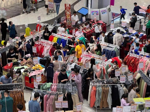 Xếp hàng dài chờ thanh toán lúc 22 giờ đêm tại các siêu thị, TTTM ở Hà Nội những ngày cận Tết Xếp hàng dài chờ thanh toán lúc 22 giờ đêm tại các siêu thị, TTTM ở Hà Nội những ngày cận Tết