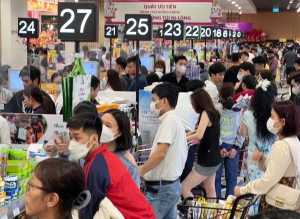 Xếp hàng dài chờ thanh toán lúc 22 giờ đêm tại các siêu thị, TTTM ở Hà Nội những ngày cận Tết Xếp hàng dài chờ thanh toán lúc 22 giờ đêm tại các siêu thị, TTTM ở Hà Nội những ngày cận Tết