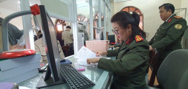 Xuất nhập cảnh đầu năm: Nhu cầu tăng gấp đôi, cán bộ tăng ca đến tối