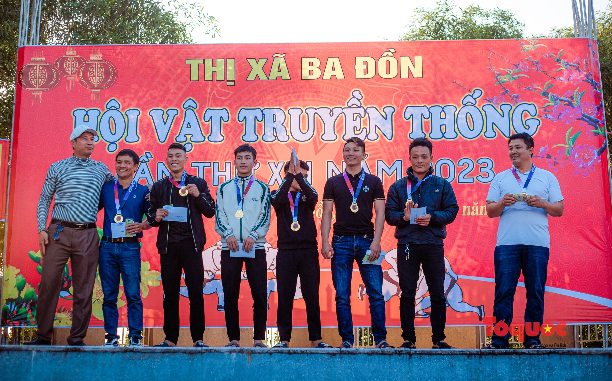 Mùa xuân đến với hội vật có truyền thống hàng trăm năm tuổi - Ảnh 13.