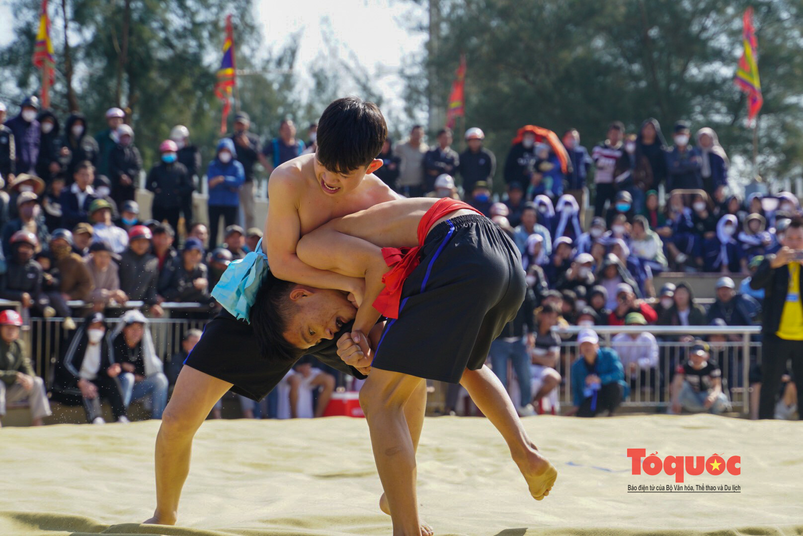 Mùa xuân đến với hội vật có truyền thống hàng trăm năm tuổi - Ảnh 10.