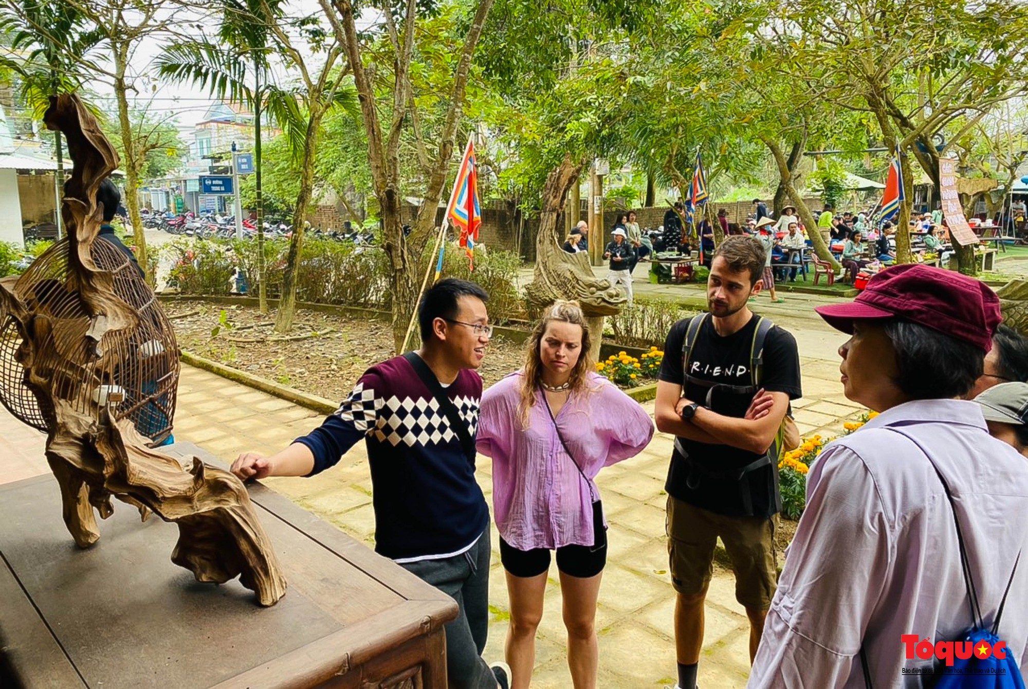 Du khách thích thú tham gia ngày hội làng nghề truyền thống Kim Bồng - Ảnh 9. Du khách thích thú tham gia ngày hội làng nghề truyền thống Kim Bồng - Ảnh 9.