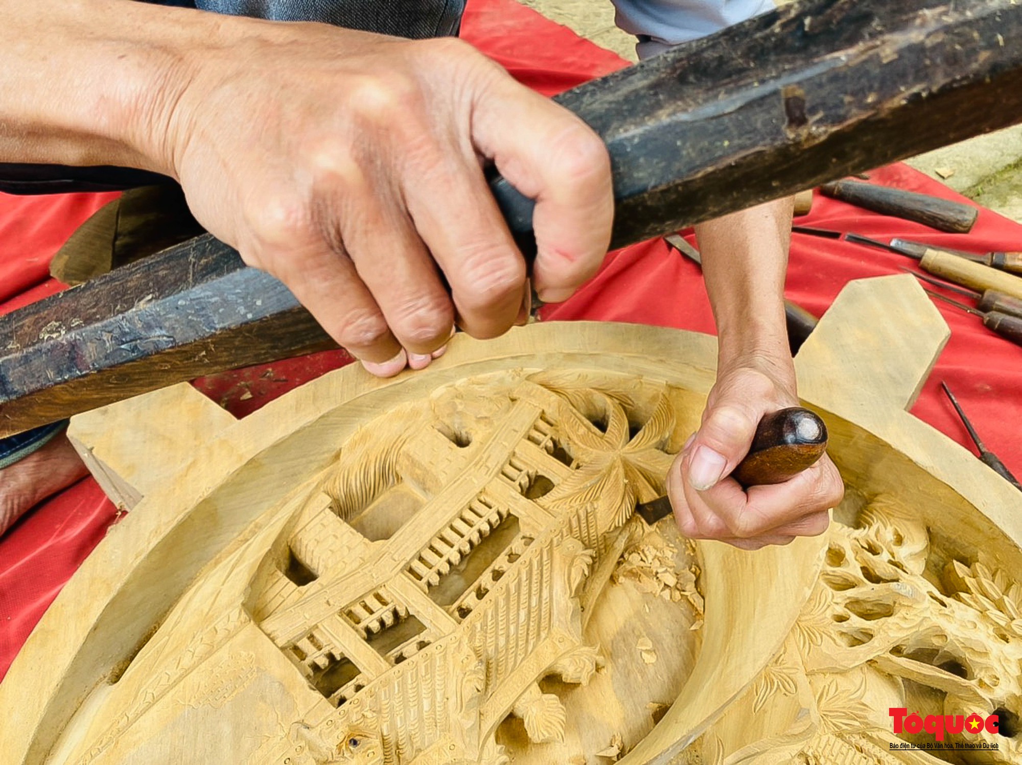 Du khách thích thú tham gia ngày hội làng nghề truyền thống Kim Bồng - Ảnh 11. Du khách thích thú tham gia ngày hội làng nghề truyền thống Kim Bồng - Ảnh 11.