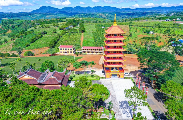 Ghé thăm tu viện Bát Nhã, tu viện có hàng phượng vàng rực rỡ vào mùa xuân ở Bảo Lộc - Ảnh 5. Ghé thăm tu viện Bát Nhã, tu viện có hàng phượng vàng rực rỡ vào mùa xuân ở Bảo Lộc - Ảnh 5.