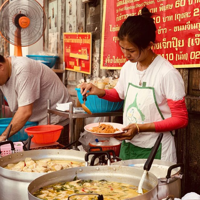 Quán cơm cà ri 50 tuổi ở Thái Lan: Hình thức &quot;lõng bõng&quot;, phải kê lên đùi ăn, nhưng tại sao khách vẫn xếp hàng để được thử? - Ảnh 3.