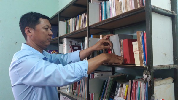 17 năm làm thêm lấy tiền mua sách tặng trò nghèo 17 năm làm thêm lấy tiền mua sách tặng trò nghèo