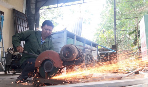 17 năm làm thêm lấy tiền mua sách tặng trò nghèo 17 năm làm thêm lấy tiền mua sách tặng trò nghèo