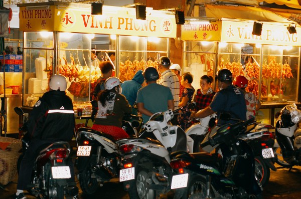 4 giờ sáng ngày 10 tháng Giêng: Người dân TP.HCM xếp hàng vây kín tiệm heo quay, vịt quay mua lễ vật cúng Thần Tài