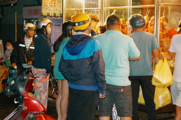 4 giờ sáng ngày 10 tháng Giêng: Người dân TP.HCM xếp hàng vây kín tiệm heo quay, vịt quay mua lễ vật cúng Thần Tài