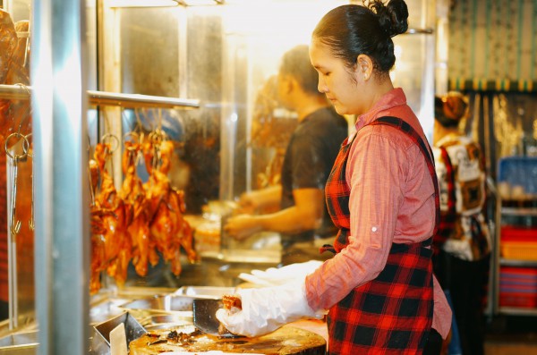 4 giờ sáng ngày 10 tháng Giêng: Người dân TP.HCM xếp hàng vây kín tiệm heo quay, vịt quay mua lễ vật cúng Thần Tài