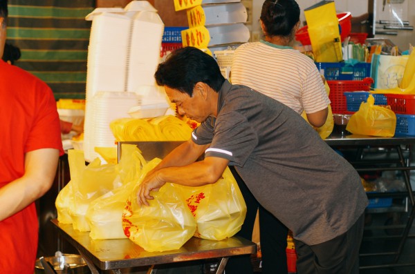 4 giờ sáng ngày 10 tháng Giêng: Người dân TP.HCM xếp hàng vây kín tiệm heo quay, vịt quay mua lễ vật cúng Thần Tài