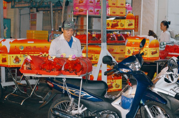 4 giờ sáng ngày 10 tháng Giêng: Người dân TP.HCM xếp hàng vây kín tiệm heo quay, vịt quay mua lễ vật cúng Thần Tài 4 giờ sáng ngày 10 tháng Giêng: Người dân TP.HCM xếp hàng vây kín tiệm heo quay, vịt quay mua lễ vật cúng Thần Tài