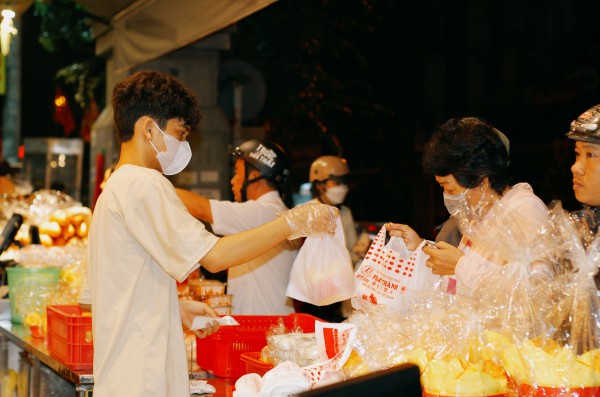 4 giờ sáng ngày 10 tháng Giêng: Người dân TP.HCM xếp hàng vây kín tiệm heo quay, vịt quay mua lễ vật cúng Thần Tài 4 giờ sáng ngày 10 tháng Giêng: Người dân TP.HCM xếp hàng vây kín tiệm heo quay, vịt quay mua lễ vật cúng Thần Tài