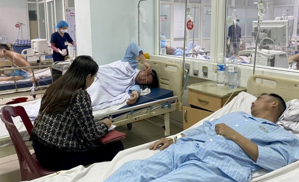 5 người bị ngộ độc rượu: Nghi rượu ngâm với loài cây có độc 5 người bị ngộ độc rượu: Nghi rượu ngâm với loài cây có độc