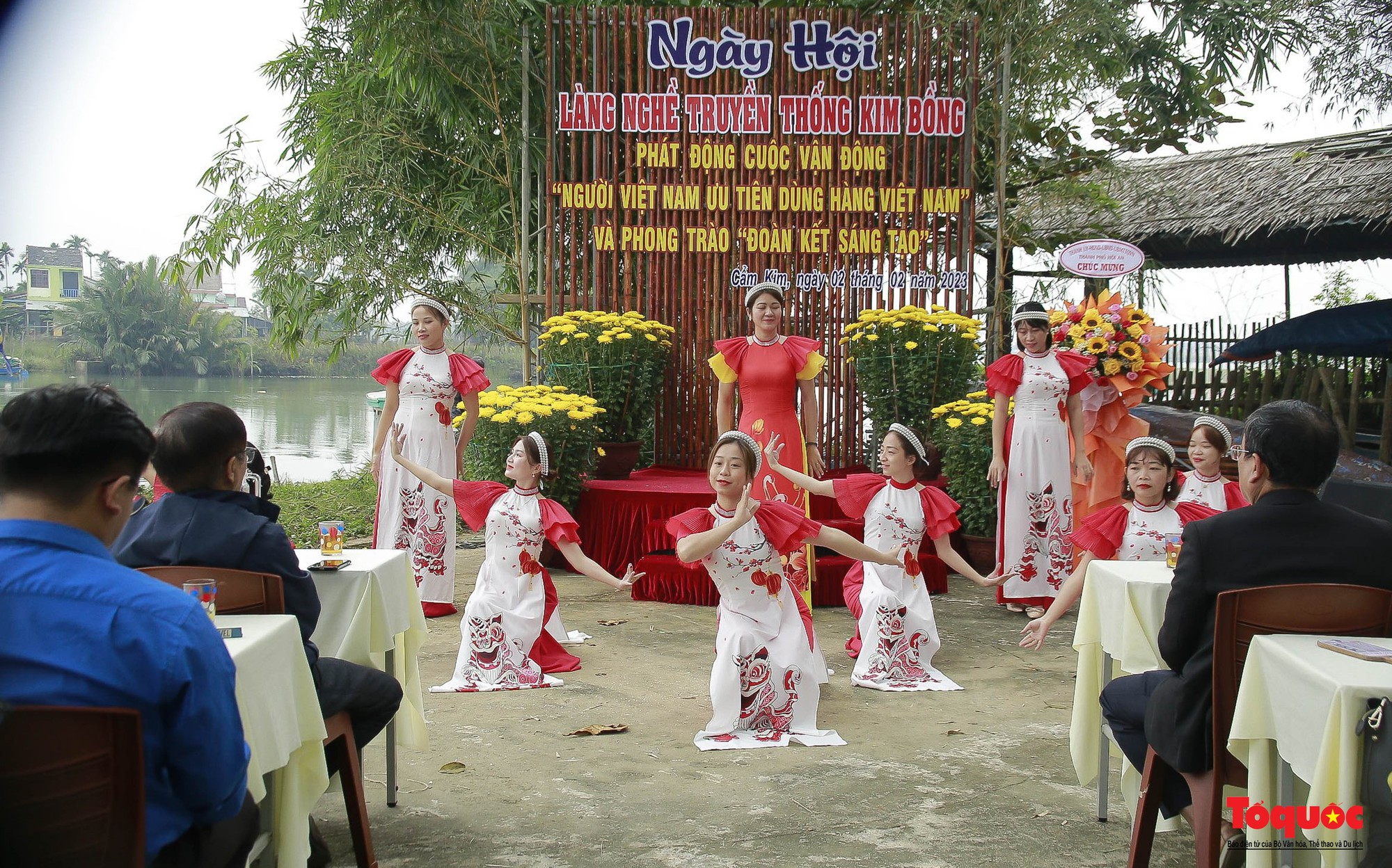 Du khách thích thú tham gia ngày hội làng nghề truyền thống Kim Bồng - Ảnh 1. Du khách thích thú tham gia ngày hội làng nghề truyền thống Kim Bồng - Ảnh 1.