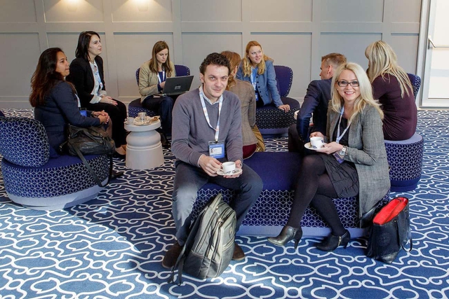 Người lao động các nước mưu sinh như thế nào: Bộ ảnh hé lộ lát cắt cuộc sống đi làm khắp nơi trên thế giới - Ảnh 1. Người lao động các nước mưu sinh như thế nào: Bộ ảnh hé lộ lát cắt cuộc sống đi làm khắp nơi trên thế giới - Ảnh 1.